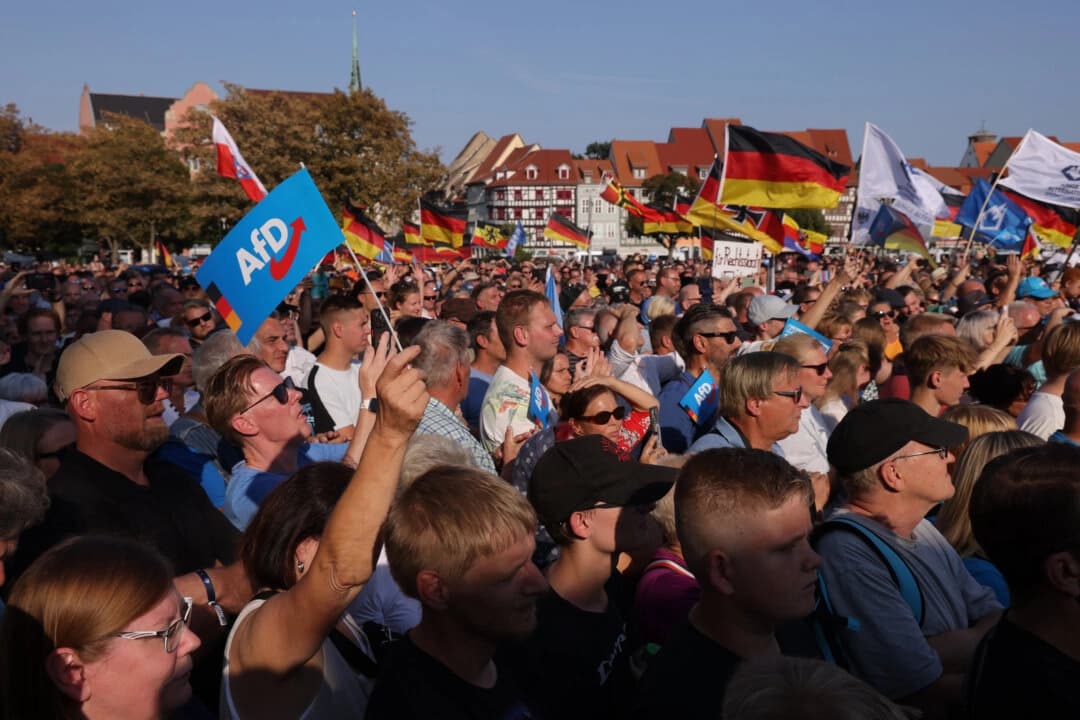 Partidarios del partido político Alternativa para Alemania se reúnen en un mitin electoral en Erfurt, Alemania, el 31 de agosto de 2024. (Sean Gallup/Getty Images)