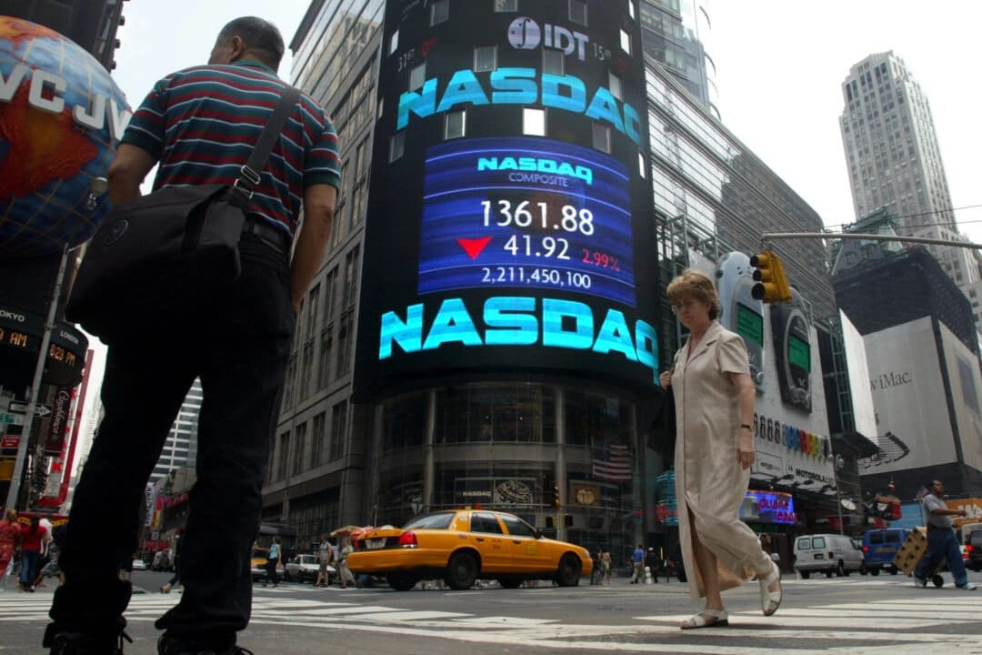 Peatones pasan frente a la sede del Nasdaq en Nueva York el 2 de julio de 2002. (Mario Tama/Getty Images)

