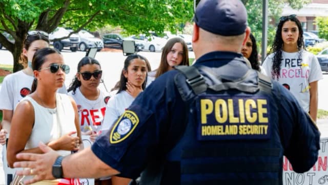 California aprueba ley que obliga a las escuelas a notificar a los padres sobre las operaciones del ICE