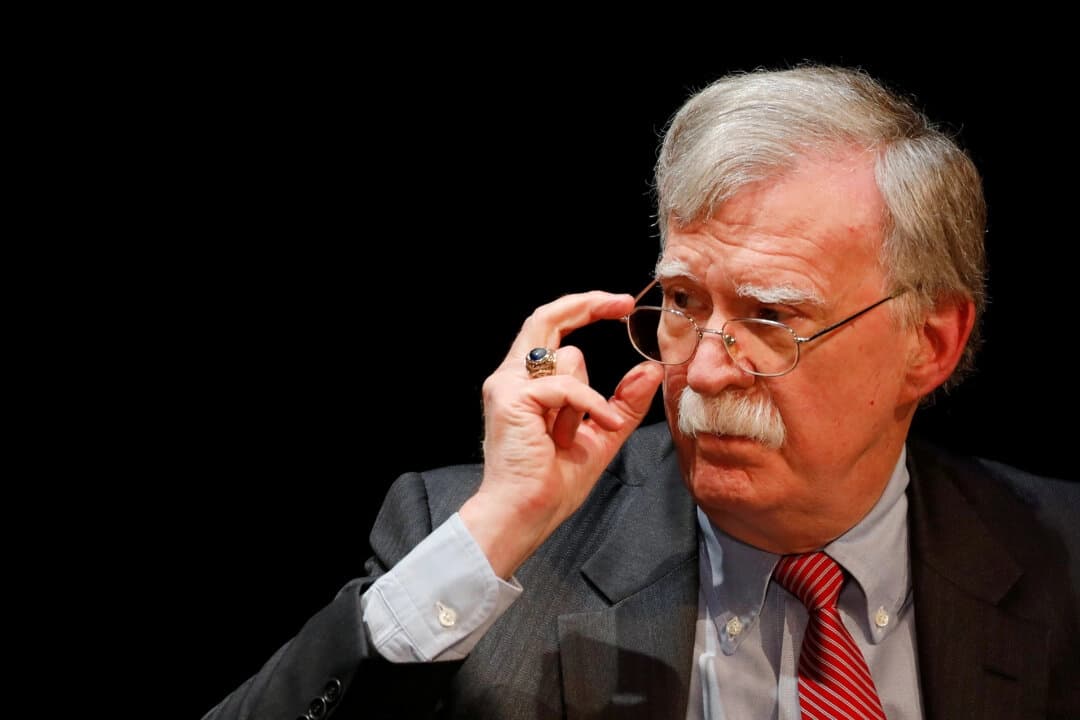 El exasesor de seguridad nacional de EE. UU. John Bolton se ajusta las gafas durante su conferencia en la Universidad de Duke en Durham, Carolina del Norte, el 17 de febrero de 2020. (Jonathan Drake/Reuters)