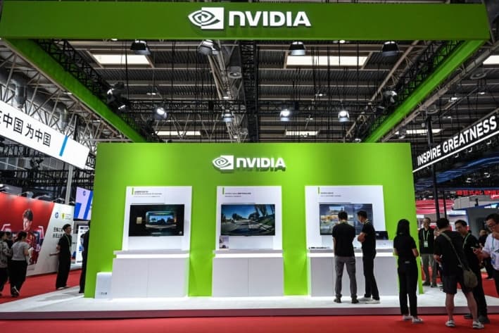 La gente pasa frente al stand de NVIDIA durante la Exposición Internacional de la Cadena de Suministro de China (CISCE), en Beijing, el 16 de julio de 2025. (Jade GAO/AFP vía Getty Images)