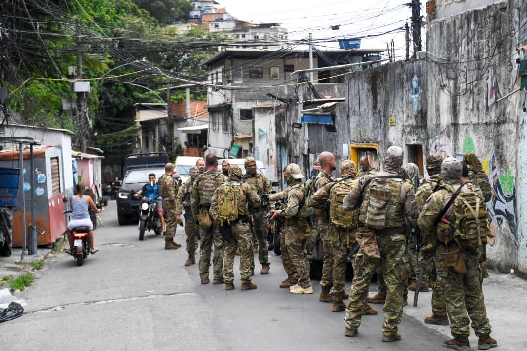 Agentes de las fuerzas especiales de la policía participan en un operativo en la favela de Tabajara en Copacabana, Río de Janeiro, Brasil, el 15 de abril de 2025. (Daniel RAMALHO / AFP vía Getty Images)
