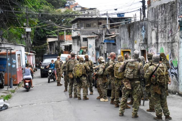 Agentes de las fuerzas especiales de la policía participan en un operativo en la favela de Tabajara en Copacabana, Río de Janeiro, Brasil, el 15 de abril de 2025. (Daniel RAMALHO / AFP vía Getty Images)
