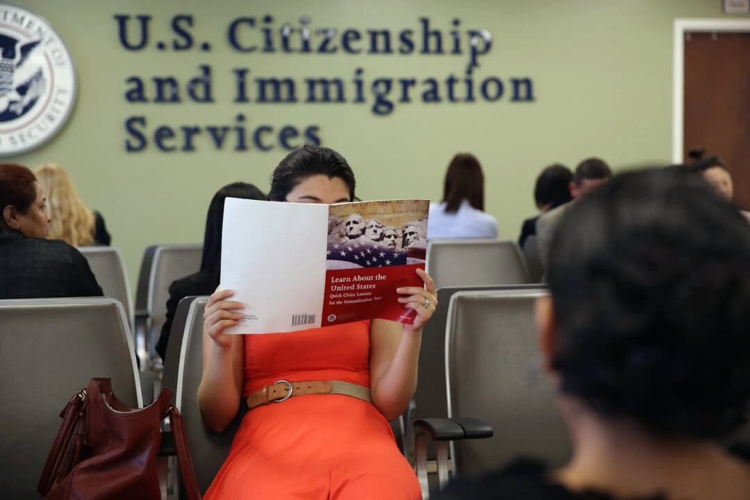 Una inmigrante colombiana estudia para su examen de ciudadanía en la oficina del Servicio de Ciudadanía e Inmigración de los Estados Unidos (USCIS) en Queens, en el barrio de Long Island City, en el distrito de Queens de la ciudad de Nueva York, el 30 de mayo de 2013. La sucursal está ubicada en una zona con una gran población de inmigrantes y procesa miles de solicitudes de tarjetas de residencia y ciudadanía estadounidense cada año. (John Moore/Getty Images).