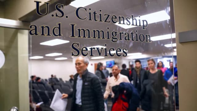 Inmigración contratará agentes especiales armados para investigar fraudes en visas y ciudadanía