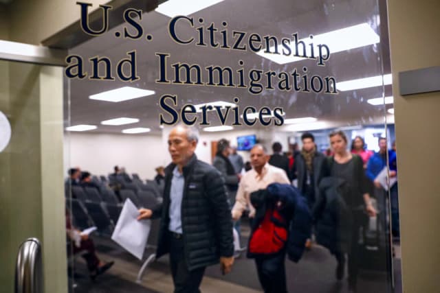Personas en una oficina del Servicio de Ciudadanía e Inmigración de Estados Unidos en Newark, Nueva Jersey, el 22 de enero de 2018. (John Moore/Getty Images)
