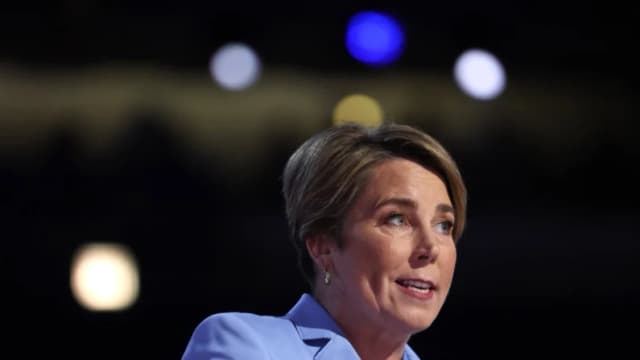 La gobernadora de Massachusetts, Maura Healey, habla en Chicago el 22 de agosto de 2024. (Justin Sullivan/Getty Images)
