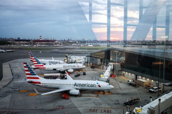 Un avión de pasajeros Boeing 737 de American Airlines y un Airbus A320 de American Airlines en el aeropuerto LaGuardia de la ciudad de Nueva York, el 30 de abril de 2025. (Charly Triballeau/AFP vía Getty Images)