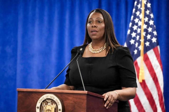 La fiscal general de Nueva York, Letitia James, habla durante una conferencia de prensa en el distrito de Manhattan de la ciudad de Nueva York, el 16 de febrero de 2024. (David Dee Delgado/Reuters)