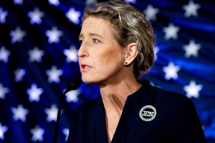 La representante electa, Jen Kiggans (R-Va.), celebra su victoria durante un evento la noche electoral en Virginia Beach, Virginia, el 8 de noviembre de 2022. Kiggans, expiloto de helicóptero de la Marina, busca un tercer mandato en el segundo distrito congresional de Virginia. (Nathan Howard/Getty Images)