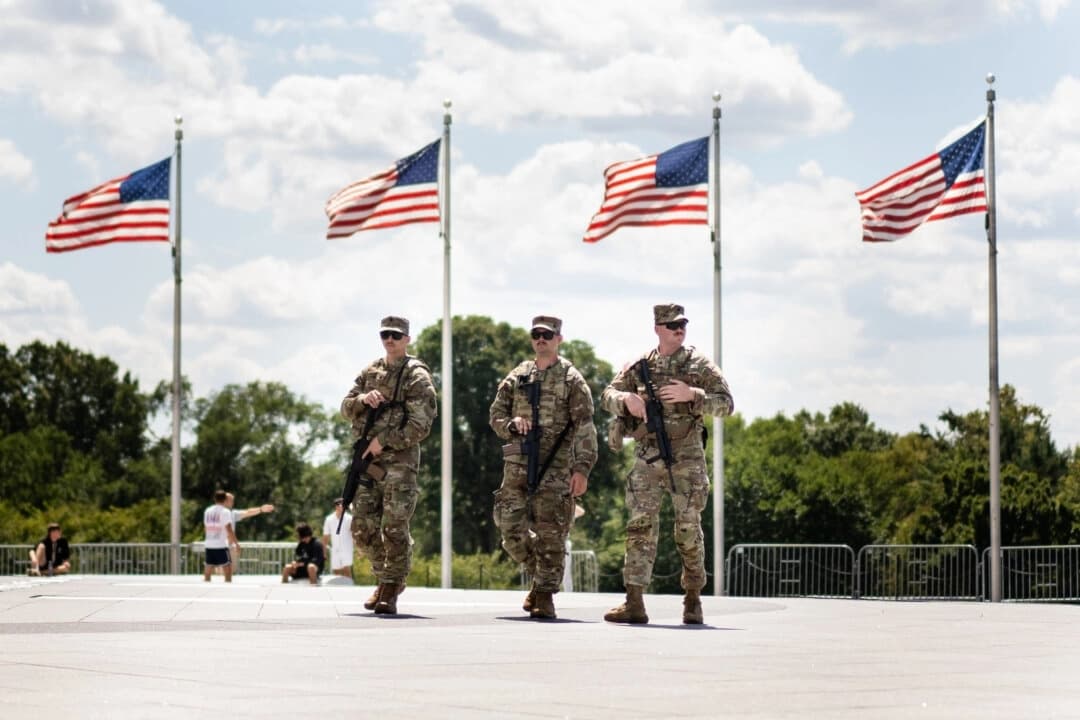 Miembros armados de la Guardia Nacional patrullan el National Mall en Washington el 27 de agosto de 2025. (Madalina Kilroy/The Epoch Times)
