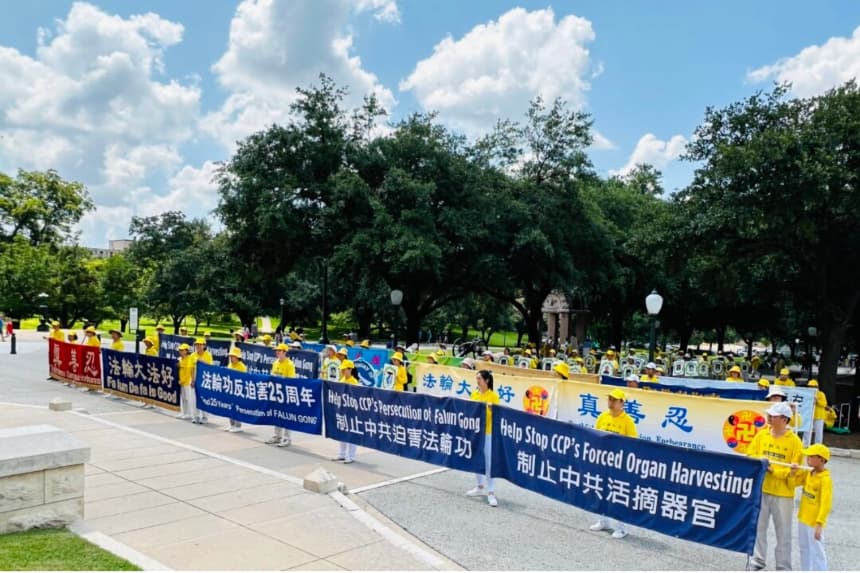 Los practicantes de Falun Gong se manifiestan frente al Capitolio del Estado de Texas en Austin, Texas, el 20 de julio de 2024. Wu Xianglian/The Epoch Times
