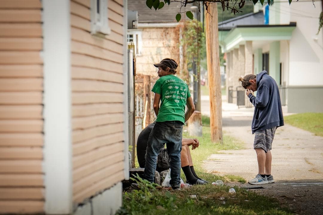 Jóvenes en Charleston, Virginia Occidental, el 14 de agosto de 2025. Virginia Occidental, considerada el epicentro de la crisis del fentanilo en Estados Unidos, tiene la tasa de mortalidad per cápita más alta del país, impulsada en gran medida por el fentanilo fabricado ilícitamente. (Samira Bouaou/The Epoch Times)