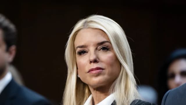 Acusan a 12 personas por ser parte de una red de tráfico de inmigrantes con sede en Florida, dice Bondi