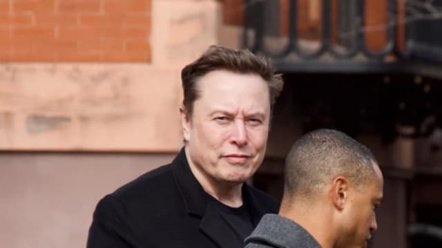 Elon Musk entra al complejo de la Casa Blanca el 13 de febrero de 2025. (Travis Gillmore/The Epoch Times)

