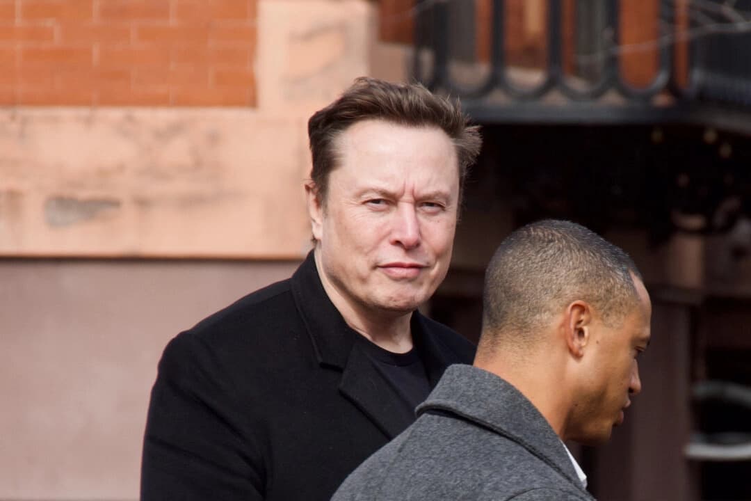 Elon Musk entra al complejo de la Casa Blanca el 13 de febrero de 2025. (Travis Gillmore/The Epoch Times)
