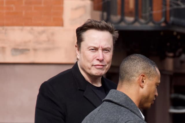 Elon Musk entra al complejo de la Casa Blanca el 13 de febrero de 2025. (Travis Gillmore/The Epoch Times)
