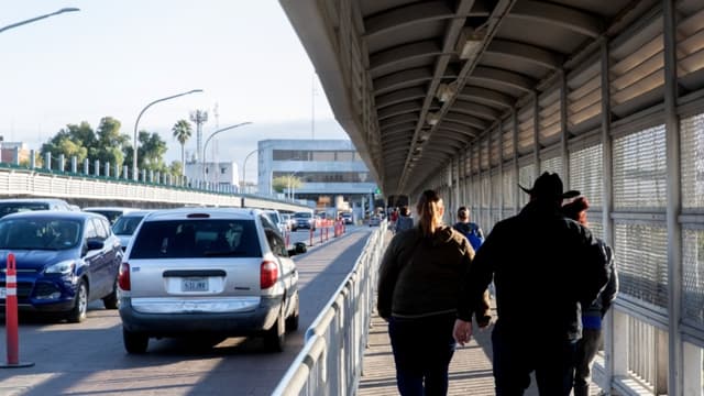 Personas caminan y conducen a través del Puente Internacional en la frontera entre Estados Unidos y México en Laredo, Texas, el 13 de enero de 2019. (SUZANNE CORDEIRO/AFP via Getty Images)