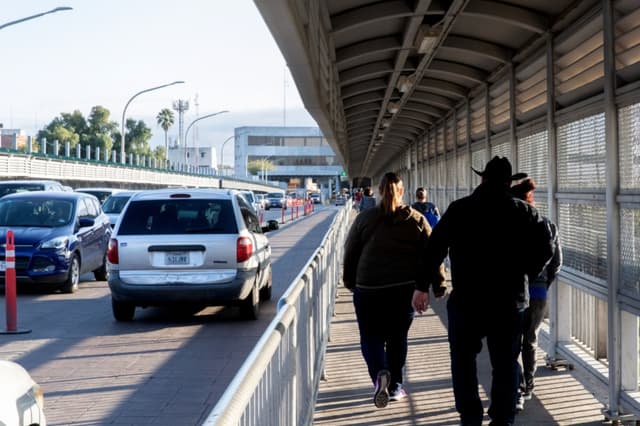 Personas caminan y conducen a través del Puente Internacional en la frontera entre Estados Unidos y México en Laredo, Texas, el 13 de enero de 2019. (SUZANNE CORDEIRO/AFP via Getty Images)