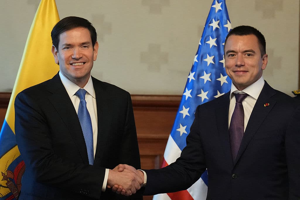El secretario de Estado de EE. UU., Marco Rubio (izq.), y el presidente de Ecuador, Daniel Noboa, se estrechan la mano en el palacio presidencial de Carondelet, en Quito, el 4 de septiembre de 2025. El jueves, el secretario de Estado de EE. UU., Marco Rubio, abordó el fortalecimiento de la cooperación en materia de seguridad en Ecuador, un país azotado por la violencia, mientras aboga por una ofensiva de primera línea contra los grupos criminales de la región. (Foto de Jacquelyn Martin / POOL / AFP) (Foto de JACQUELYN MARTIN/POOL/AFP vía Getty Images)