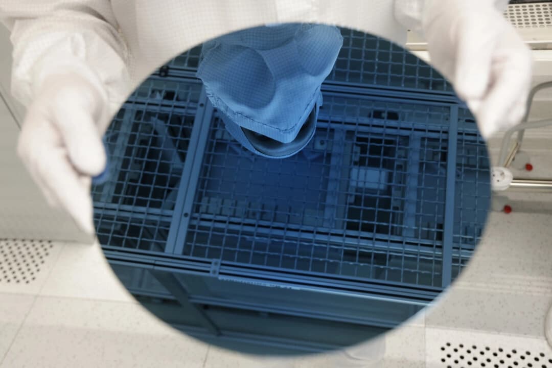 Un trabajador sostiene una oblea de prueba de 300 mm en la fábrica de chips informáticos Infineon en Dresde, Alemania, el 26 de abril de 2023. (Sean Gallup/Getty Images)