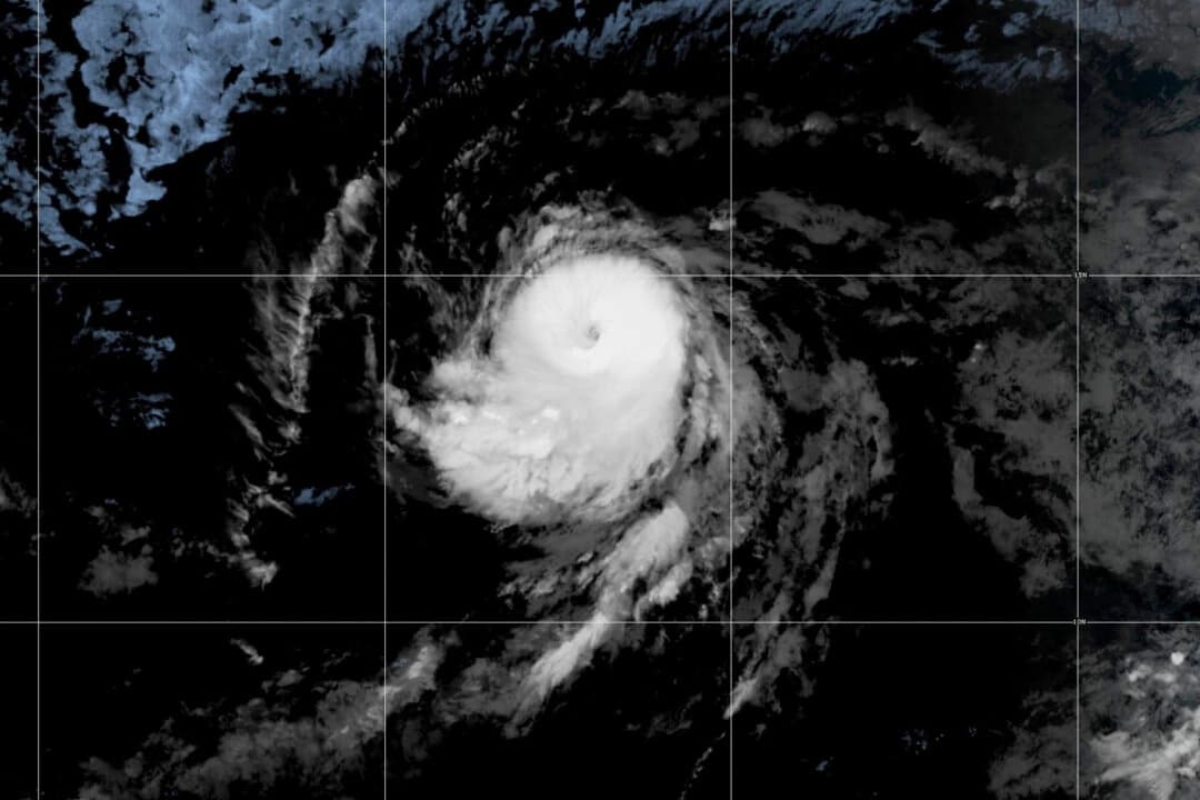 Esta imagen satelital GOES-West GeoColor, tomada el viernes 5 de septiembre de 2025 a las 11:00 a. m. EDT y proporcionada por la NOAA, muestra al huracán Kiko avanzando sobre aguas abiertas en el océano Pacífico. (NOAA vía AP)
