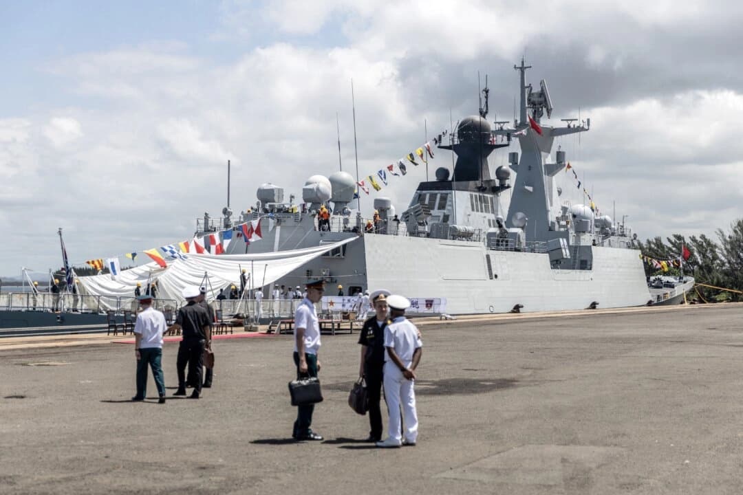 Vista general de un buque militar chino atracado en el puerto de Richards Bay el 22 de febrero de 2023, durante un ejercicio militar conjunto de 10 días entre Sudáfrica y Rusia y China. (Guillem Sartorio/AFP vía Getty Images)

