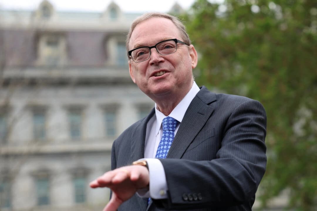 El director del Consejo Económico Nacional, Kevin Hassett, habla con los periodistas en la Casa Blanca el 14 de abril de 2025. (Kevin Lamarque/Reuters)