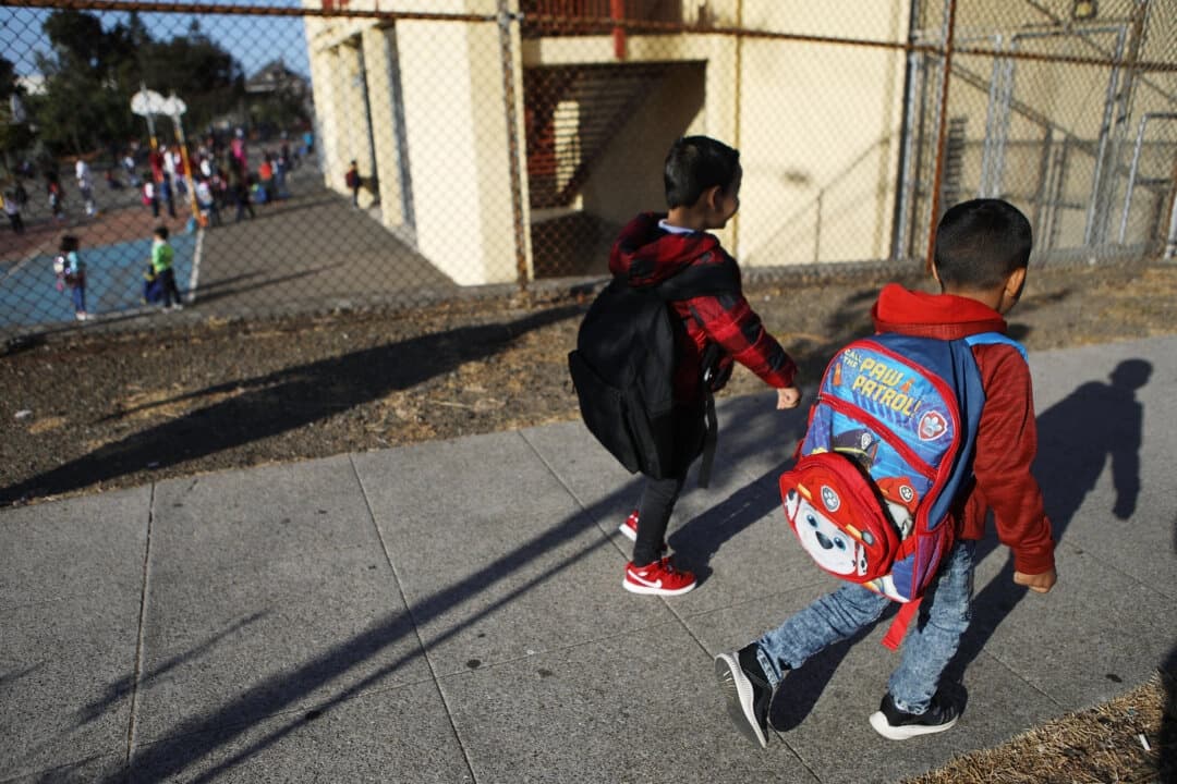 Niños caminando hacia la escuela en Oakland, California, el 10 de septiembre de 2018. (Mario Tama/Getty Images)