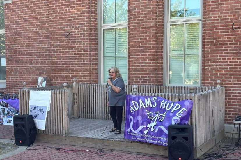 Beverly Aikins, madre del vicepresidente JD Vance, comparte su historia de recuperación de la adicción en un evento en Greenfield, Ohio, el 30 de agosto de 2025. (Jeff Louderback/The Epoch Times)