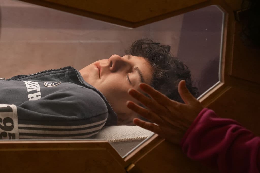 Peregrinos rezan y rinden homenaje ante la tumba del beato Carlo Acutis en la iglesia de Santa María la Mayor el 18 de marzo de 2025 en Asís, Italia. Asís es el lugar de descanso de Carlo Acutis, un adolescente italiano nacido en Londres que murió de leucemia en 2006 y fue beatificado por el papa Francisco en 2020. (Christopher Furlong/Getty Images)
