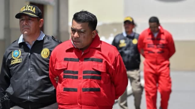 La policía peruana lleva a cabo el traslado de varios miembros de la organización criminal Tren de Aragua en Lima, Perú, el 5 de octubre de 2023. (Cris Bouroncle/AFP vía Getty Images)