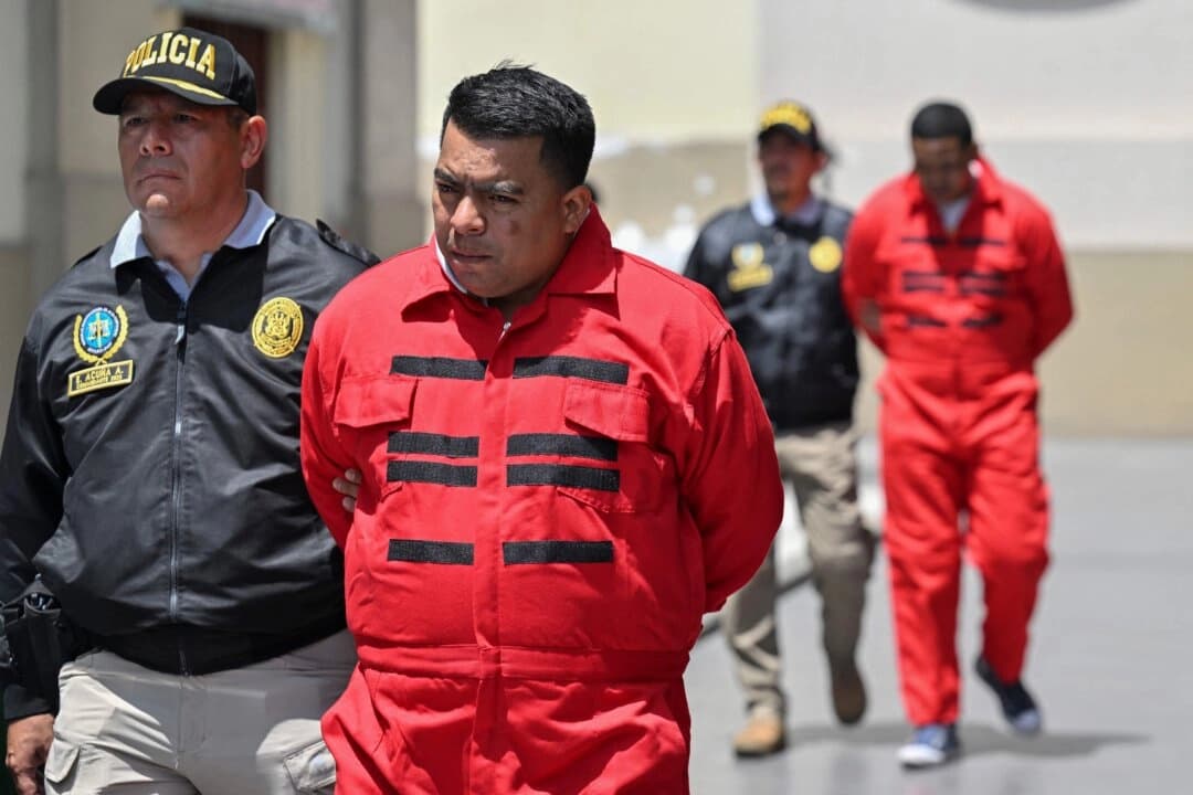 La policía peruana lleva a cabo el traslado de varios miembros de la organización criminal Tren de Aragua en Lima, Perú, el 5 de octubre de 2023. (Cris Bouroncle/AFP vía Getty Images)