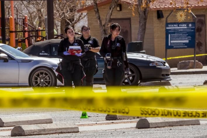 Técnicos investigan el estacionamiento de Young Park después del tiroteo fatal del viernes por la noche en Las Cruces, Nuevo México, el 22 de marzo de 2025. (Chancey Bush/The Albuquerque Journal vía AP)