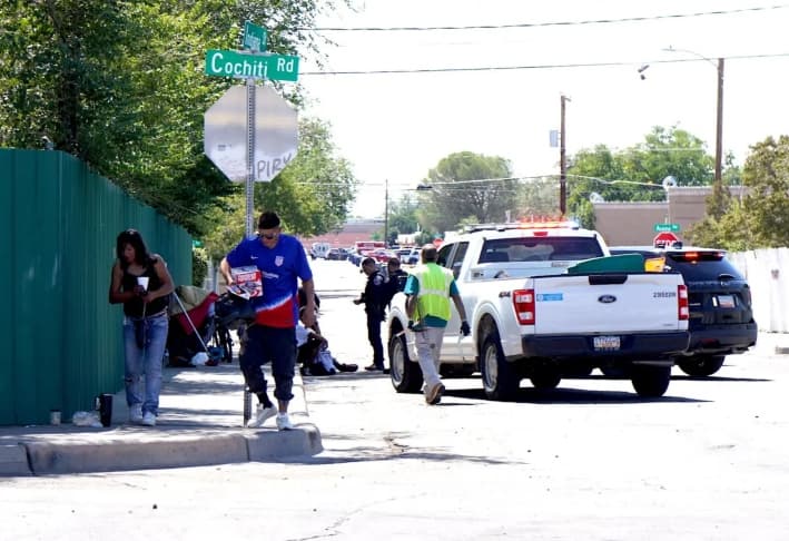 Agentes de policía dispersan a un grupo de personas sin hogar sentadas junto a una valla cerca de Central Avenue en Albuquerque, Nuevo México, el 3 de septiembre de 2025. (Allan Stein/The Epoch Times)