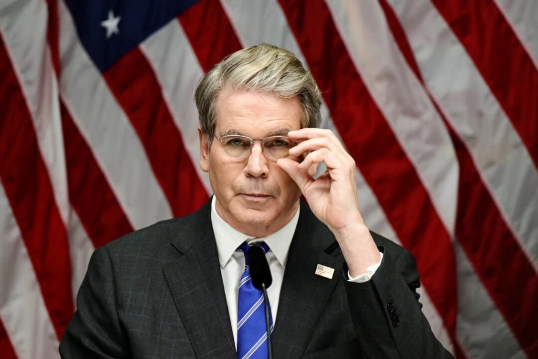 El secretario del Tesoro, Scott Bessent, asiste a una rueda de prensa en Estocolmo, Suecia, el 29 de julio de 2025. (Magnus Lejhall/TT News Agency/vía Reuters)