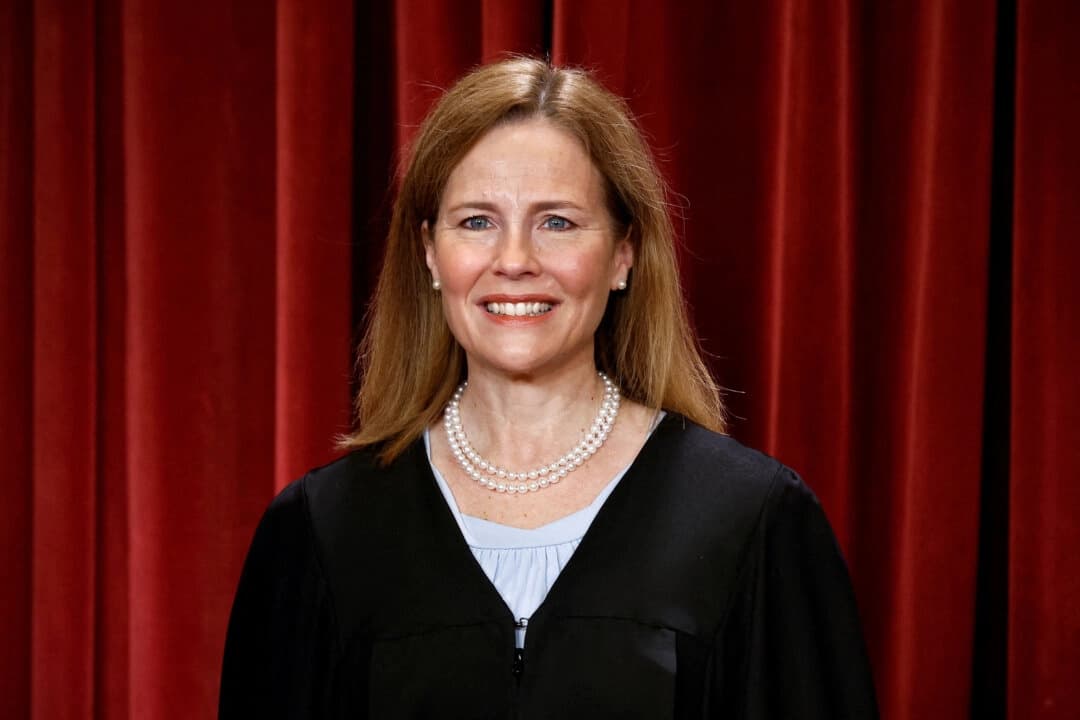 La jueza asociada de la Corte Suprema de Estados Unidos, Amy Coney Barrett, posa durante una foto de grupo en la Corte Suprema en Washington, el 7 de octubre de 2022. (Evelyn Hockstein/Reuters)