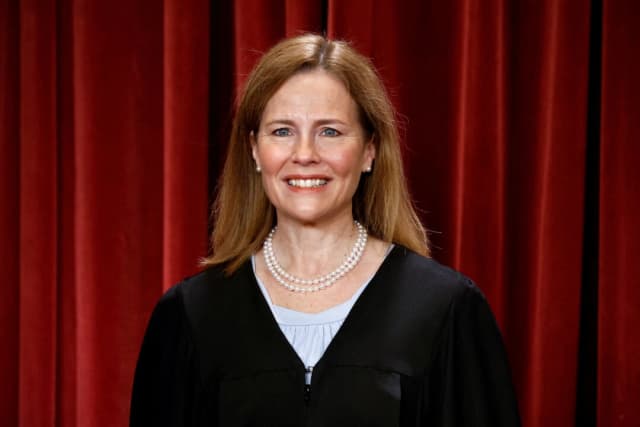 La jueza asociada de la Corte Suprema de Estados Unidos, Amy Coney Barrett, posa durante una foto de grupo en la Corte Suprema en Washington, el 7 de octubre de 2022. (Evelyn Hockstein/Reuters)