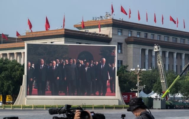El líder chino Xi Jinping, el presidente ruso Vladimir Putin y el líder norcoreano Kim Jung Un, entre otros, aparecen en una pantalla gigante a su llegada a un desfile militar que conmemora el 80.° aniversario de la victoria sobre Japón y el fin de la Segunda Guerra Mundial, en la Plaza de Tiananmen de Beijing, el 3 de septiembre de 2025. (Kevin Frayer/Getty Images)