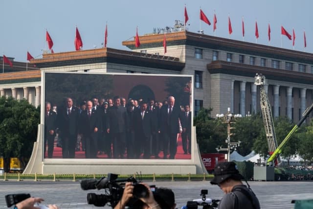 El líder chino Xi Jinping, el presidente ruso Vladimir Putin y el líder norcoreano Kim Jung Un, entre otros, aparecen en una pantalla gigante a su llegada a un desfile militar que conmemora el 80.° aniversario de la victoria sobre Japón y el fin de la Segunda Guerra Mundial, en la Plaza de Tiananmen de Beijing, el 3 de septiembre de 2025. (Kevin Frayer/Getty Images)