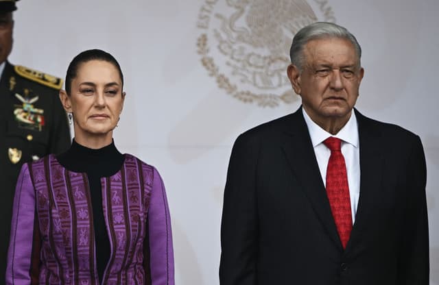 El presidente mexicano, Andrés Manuel López Obrador (der.), y la presidenta electa, Claudia Sheinbaum, asisten al desfile militar por el 214.º aniversario del Día de la Independencia en el Zócalo de la Ciudad de México el 16 de septiembre de 2024. (Foto: CARL DE SOUZA/AFP)