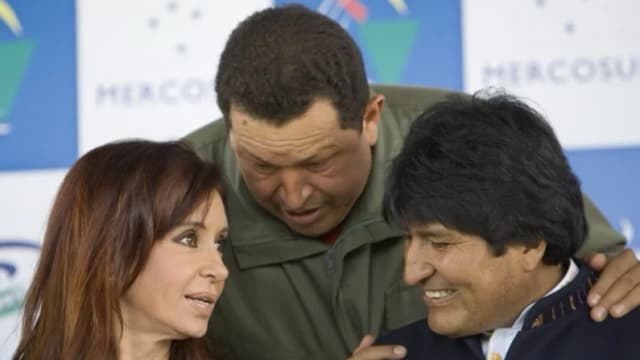 La presidenta de Argentina, Cristina Fernández de Kirchner (izq.), el presidente de Venezuela, Hugo Chávez (centro), y el presidente de Bolivia, Evo Morales, conversan durante la cumbre de líderes de América Latina y el Caribe en Costa do Sauipe, Brasil, el 16 de diciembre de 2008. (Foto AP/Andre Penner)