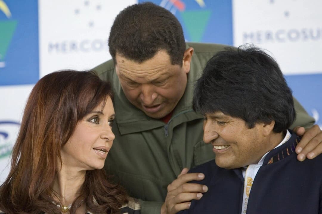 La presidenta de Argentina, Cristina Fernández de Kirchner (izq.), el presidente de Venezuela, Hugo Chávez (centro), y el presidente de Bolivia, Evo Morales, conversan durante la cumbre de líderes de América Latina y el Caribe en Costa do Sauipe, Brasil, el 16 de diciembre de 2008. (Foto AP/Andre Penner)