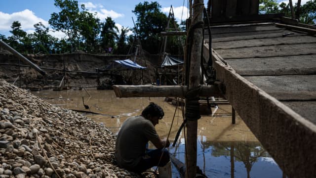 Un minero trabaja en una zona de extracción de oro en el departamento de Madre de Dios, en la Amazonía peruana, el 30 de mayo de 2024. (Foto de Ernesto BENAVIDES/AFP vía Getty Images)