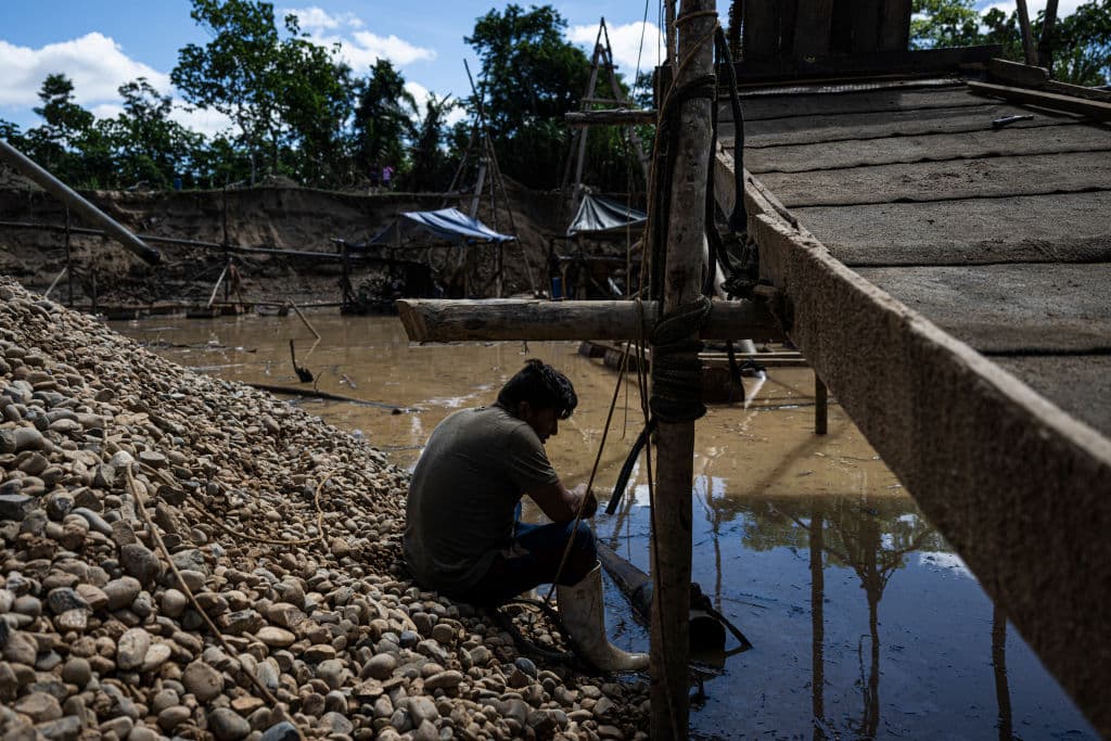 Un minero trabaja en una zona de extracción de oro en el departamento de Madre de Dios, en la Amazonía peruana, el 30 de mayo de 2024. (Foto de Ernesto BENAVIDES/AFP vía Getty Images)