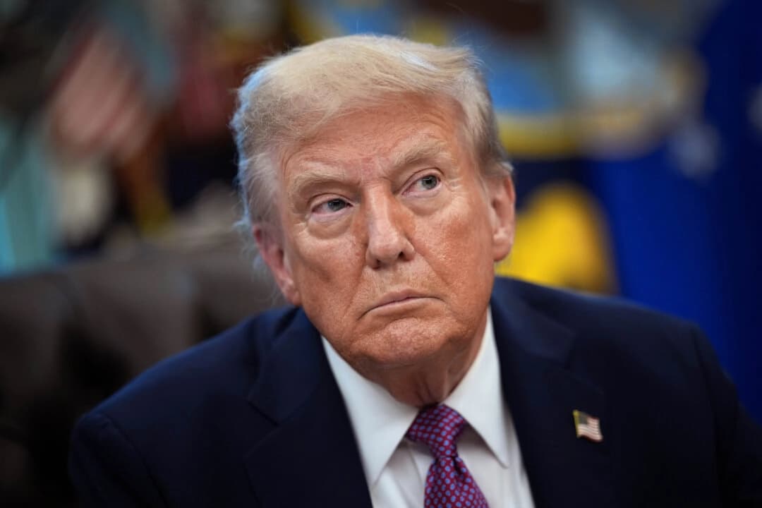 El presidente Donald Trump habla con miembros de los medios mientras firma órdenes ejecutivas durante una conferencia de prensa en la Oficina Oval de la Casa Blanca en Washington el 5 de septiembre de 2025. (Kevin Dietsch/Getty Images)