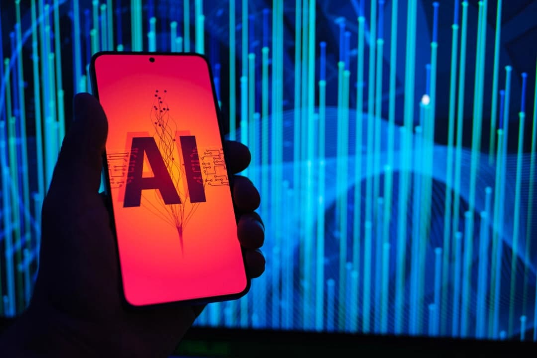 Ilustración fotográfica de la pantalla de un teléfono con el logotipo de IA, el 16 de mayo de 2025. (Oleksii Pydsosonnii/The Epoch Times)