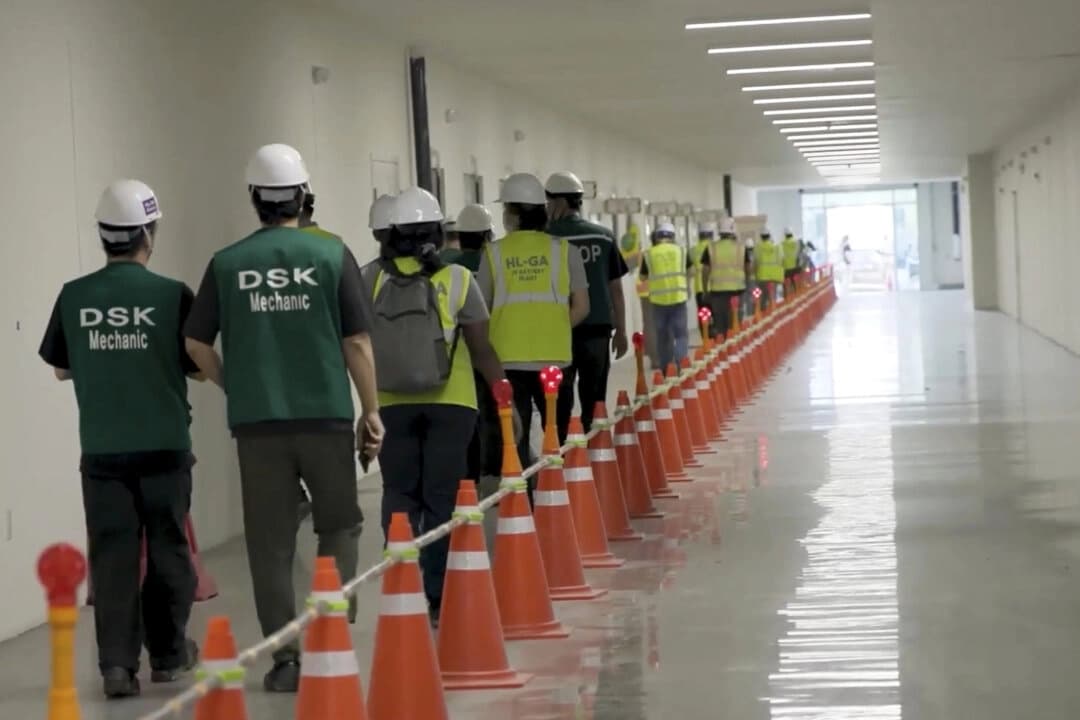 Esta imagen de un video proporcionado por el Servicio de Inmigración y Control de Aduanas de Estados Unidos muestra a empleados de una planta de fabricación siendo escoltados fuera de la planta de vehículos eléctricos de Hyundai Motor Group en Ellabell, Georgia, el 4 de septiembre de 2025. (Corey Bullard/Servicio de Inmigración y Control de Aduanas de Estados Unidos vía AP)

