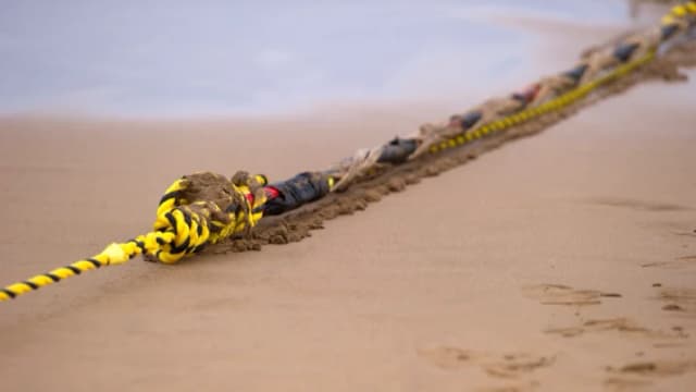 Un cable submarino de fibra óptica se conecta a una cuerda en la playa de Arrietara, cerca del pueblo vasco español de Sopelana, el 13 de junio de 2017. (Ander Gillenea /AFP a través de Getty Images).