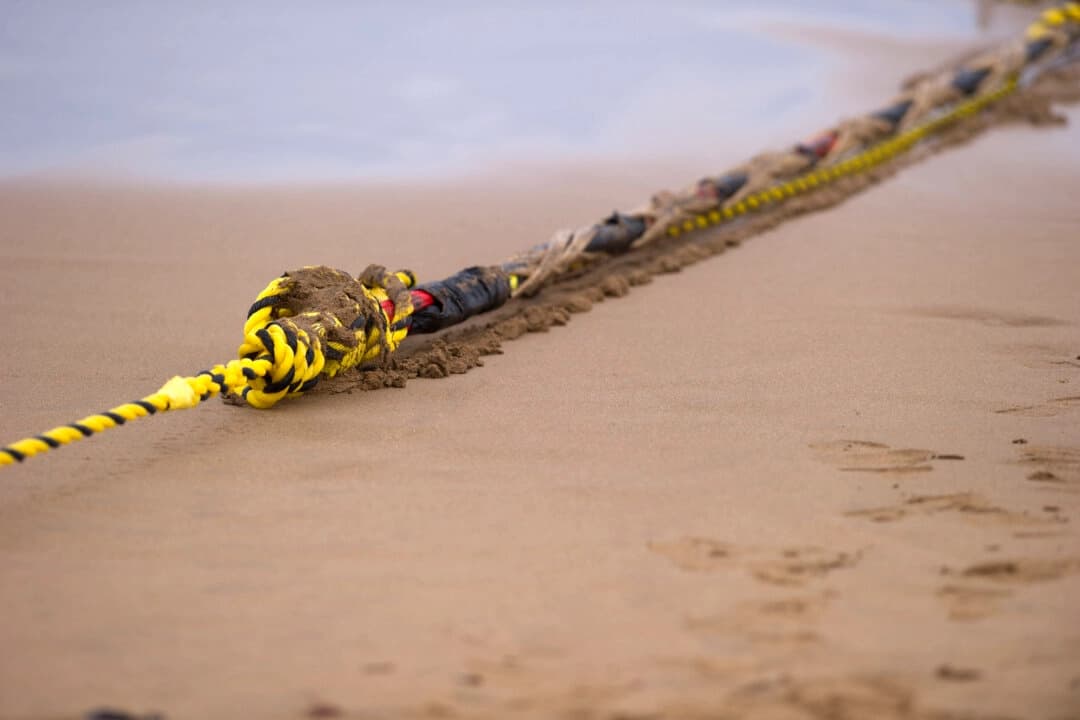 Un cable submarino de fibra óptica se conecta a una cuerda en la playa de Arrietara, cerca del pueblo vasco español de Sopelana, el 13 de junio de 2017. (Ander Gillenea /AFP a través de Getty Images).